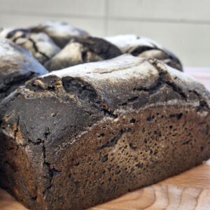 Le pain noir bio et sans gluten